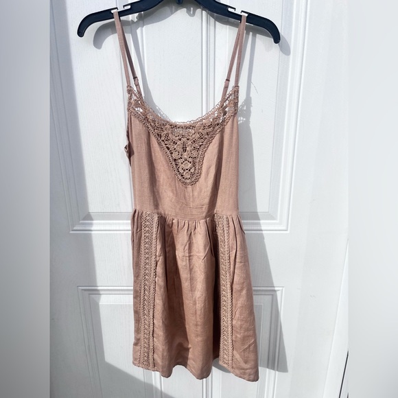 Warm taupe linen blend eyelet lace trim dress • by Jolie & Joy • New with tags• - Picture 2 of 15